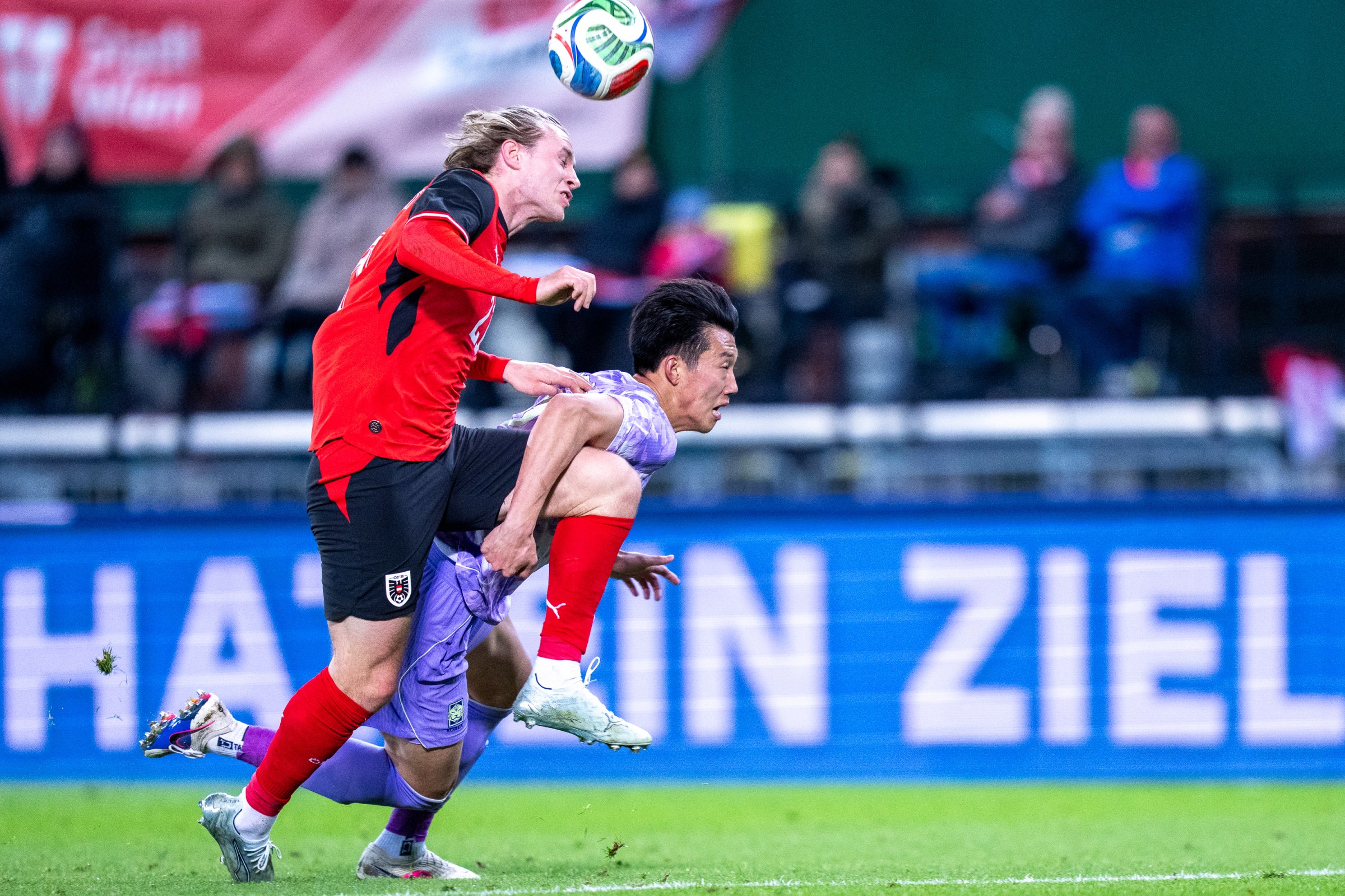 Fußballspieler in einer emotionalen Szene für die Sportpresse fotografiert